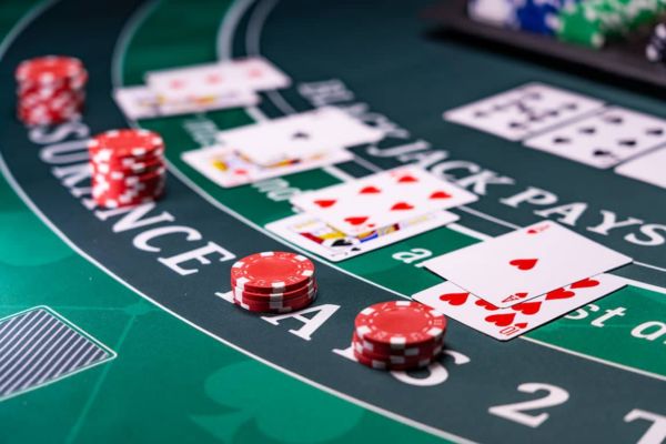 🃏 Blackjack online en España: Guía completa 2025 1 Mesa de blackjack online España con cartas y fichas de casino mostrando una partida en curso